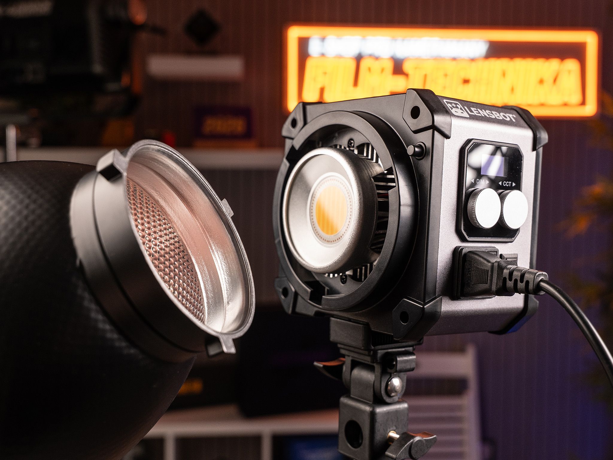 LENSBOT Core 230/330 RGB bez reflektoru s viditelným Bowens mountem a COB LED čipem